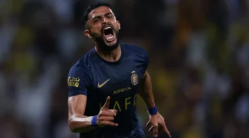 العمري يواجه مصيراً مجهولاً.. صافرات النصر تهز ثقته وتفتح باب الرحيل
